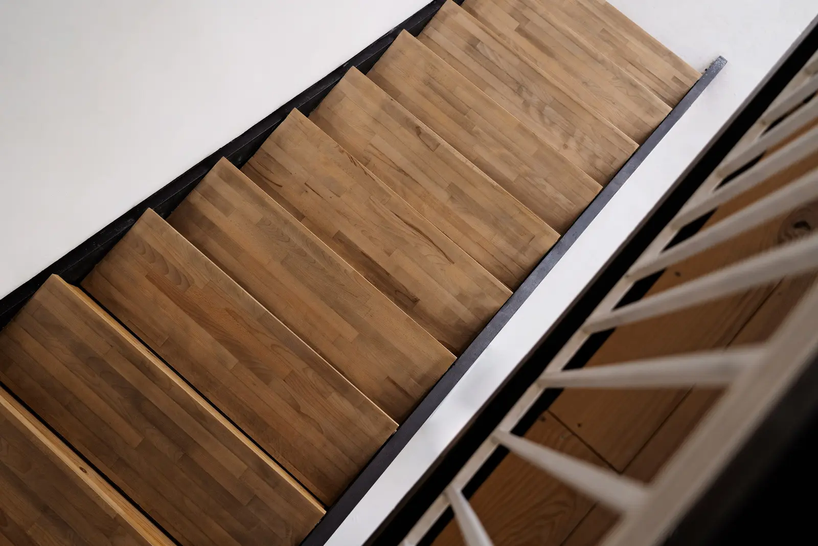 Drewniane schody z balustradą widziane z góry